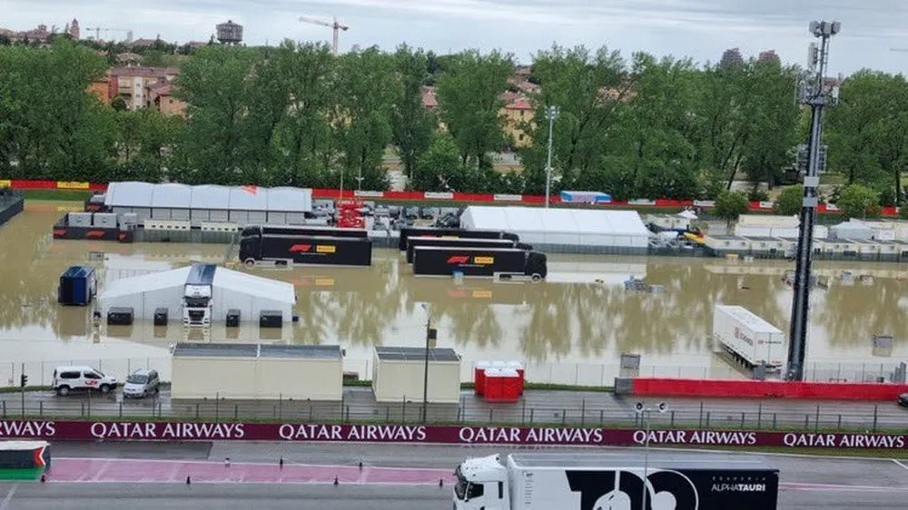 Autódromo Enzo e Dino Ferrari amanheceu inundado no setor de transmissão oficial da F1 (Foto: Reprodução Twitter)