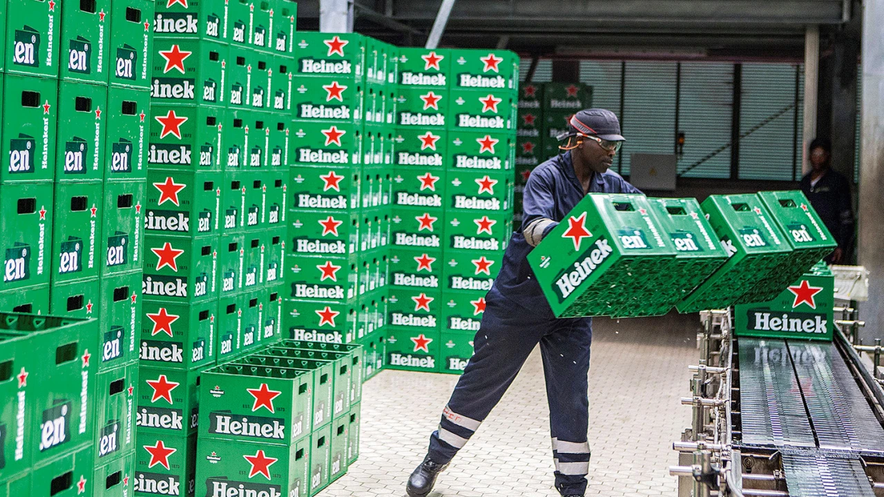 Segundo as fabricantes, o aumento tributário torna insustentável a manutenção dos preços das bebidas. (Foto: Jean Bizimana/Reuters)