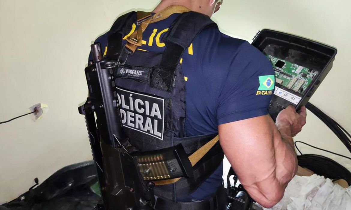 Rio de Janeiro (RJ), 03.05.2023 - Agente da PF atua na Operação 'Sem Mega', contra empresa suspeita de monitorar ações policiais, no Rio de Janeiro. Foto: Polícia Federal-RJ