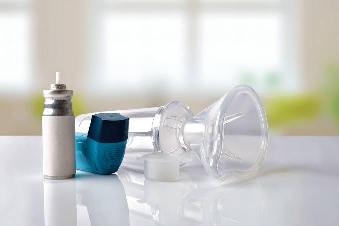 As medidas de etiqueta respiratória envolvem cobrir com o antebraço a boca e nariz ao tossir e espirrar, lavar constantemente as mãos e usar álcool em gel 70% | Foto: Reprodução/Freepik