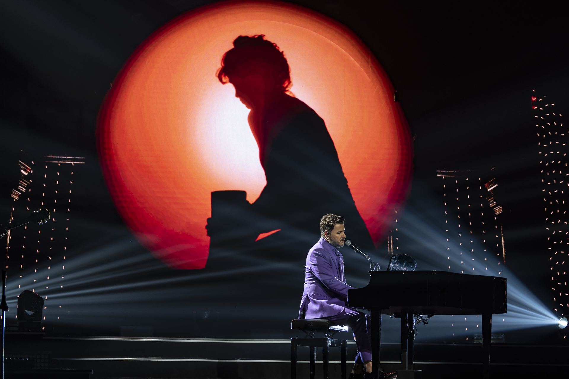 Maurício Manieri é um apaixonado por música desde muito novo. Começou a tocar piano na infância, com formação clássica, e ainda hoje insere o instrumento em seus shows | Foto: Giu Pera
