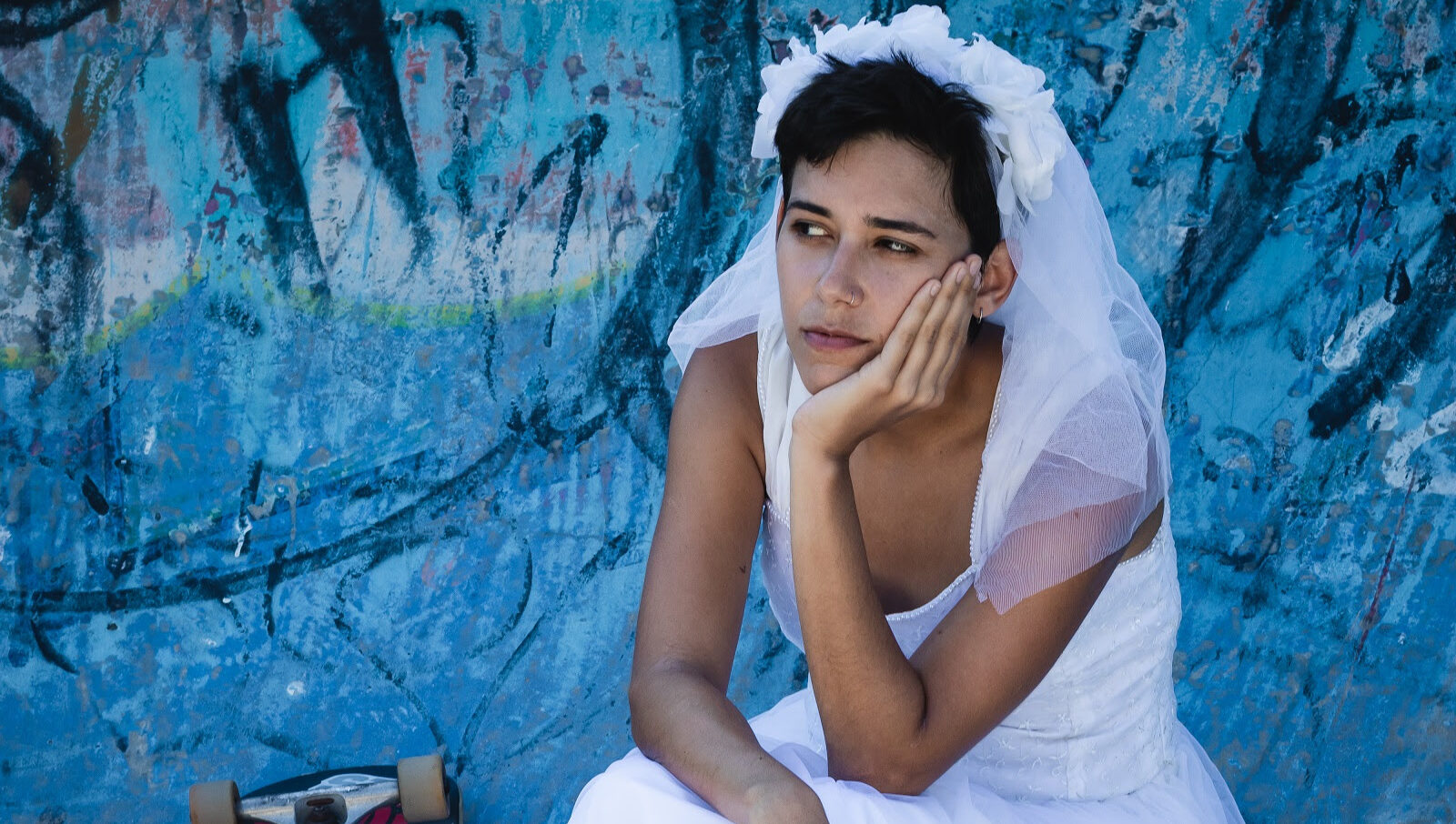 Videoclipe brinca com os signos e ícones amorosos e traz Gabriela vestida de noiva e andando de skate | Foto: Divulgação