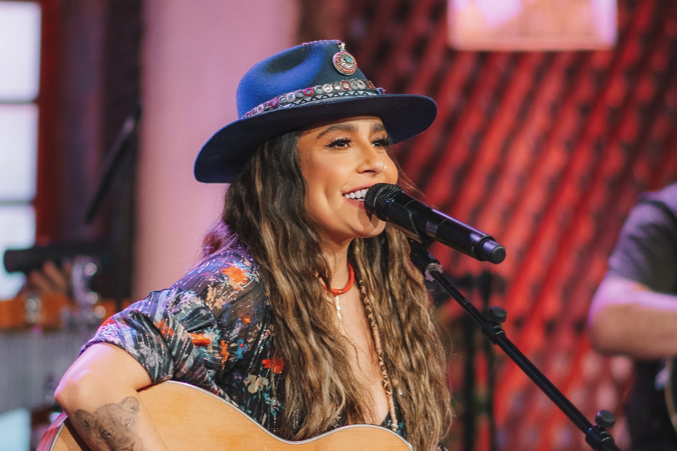 Para celebrar este grande momento, a artista traz uma proposta inovadora de regravações de clássicos da música sertaneja, para conectar gerações | Foto: Divulgação