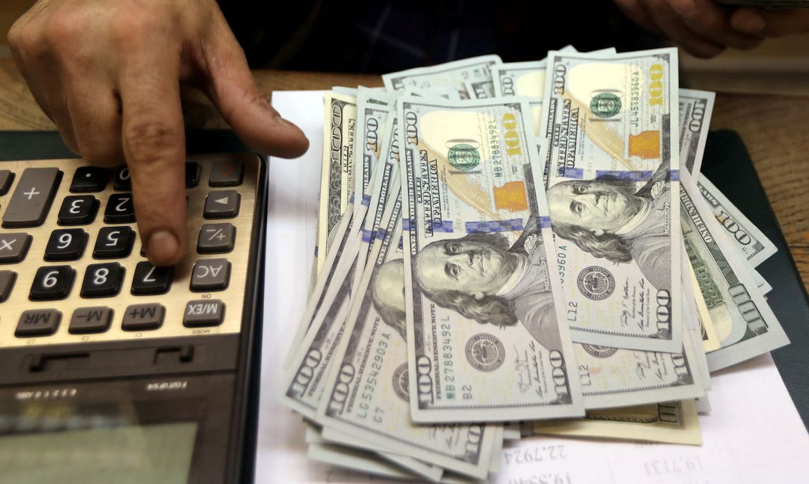 O dólar comercial encerrou o dia vendido a R$ 5,006, com recuo de R$ 0,067. (Foto: Mohamed Adb El Ghany/Reuters/Agência Brasil)
