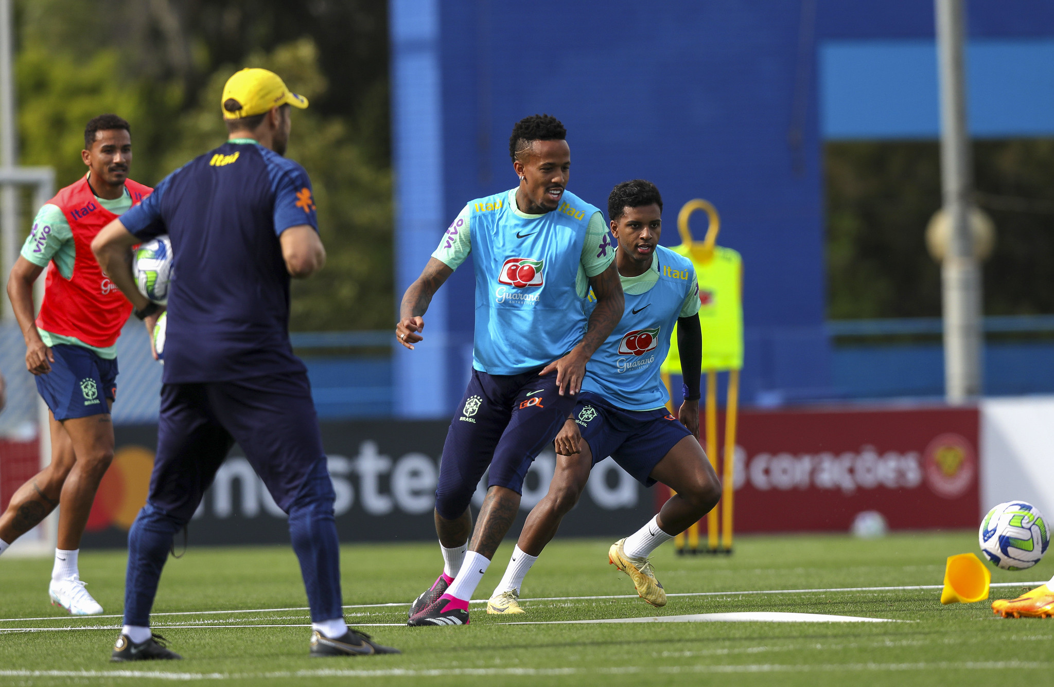Ramon Menezes testa Raphael Veiga e Ayrton Lucas em primeiro treino tático em Barcelona (Foto: Joilson Marconne / CBF)