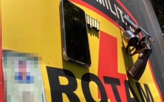 Além da motocicleta, foram apreendidos um revólver calibre 38, um celular e a carteira do suspeito morto durante confronto (Foto: Divulgação/Polícia Militar)