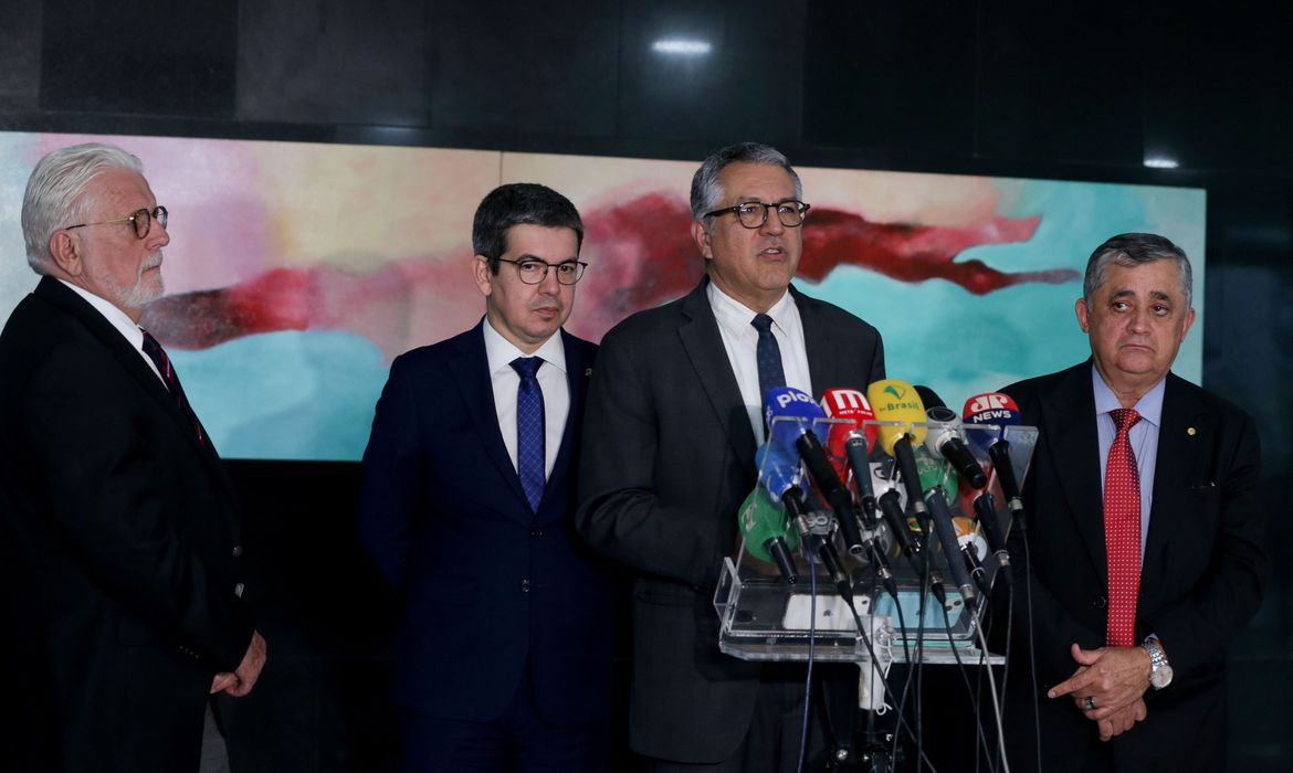 Brasília (DF), 12/06/2023 – Entrevista coletiva do Ministro de Estado Chefe da Secretaria de Relações Institucionais da Presidência da. República, Alexandre Padilha , ao lado lideres do Congresso Nacional. Foto Valter Campanato/Agência Brasil.