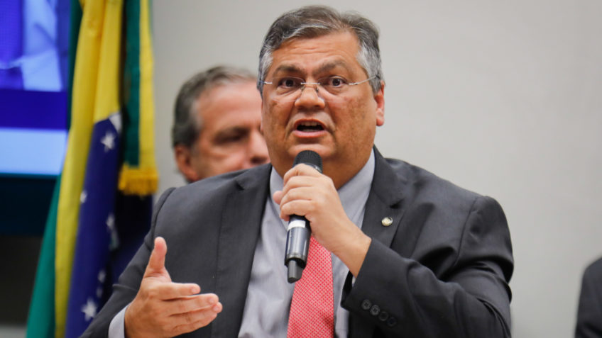 Audiência da Comissão de Segurança Pública da Câmara dos Deputados com o ministro da Justiça, Flávio Dino, tem confusão entre deputados e intervenção da polícia legislativa. Diante de uma discussão ríspida e generalizada, sessão foi encerrada. Ao longo da audiência, fala do ministro era interrompida por oposicionistas, repreendidos por deputados da base. A audiência na comissão de segurança da Câmara, que ouviu o ministro da Justiça, Flávio Dino, foi marcada por confusões entre deputados e até intervenção da polícia legislativa. Diante do clima de animosidade, o presidente da comissão declarou a sessão encerrada, e o ministro levantou-se e foi embora. | Sérgio Lima/Poder360 11.abril.2023