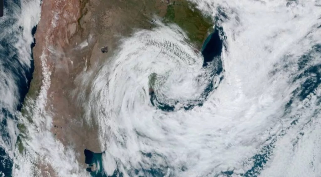 São esperadas rajadas acima de 70 km/h na faixa leste do Rio Grande do Sul e no sul de Santa Catarina | Foto: Zoom Earth