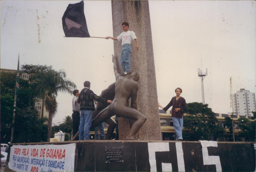 Primeira Parada do Orgulho LGBTQIAPN+ em Goiânia, em 1996, a segunda realizada no Brasil, contou com mais policiais do que manifestantes | Foto: Acervo/Memória UFG
