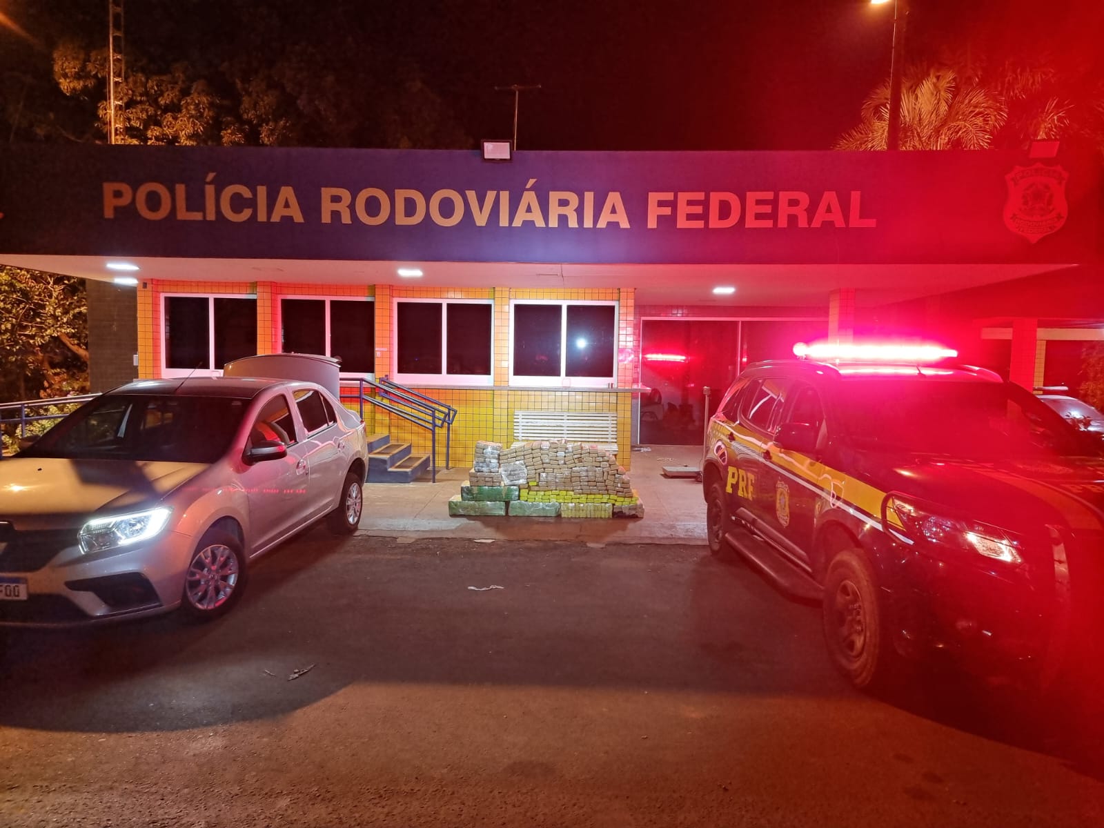Homem é preso com mais de 330 kg de maconha e carro roubado na BR-364, em Jataí
