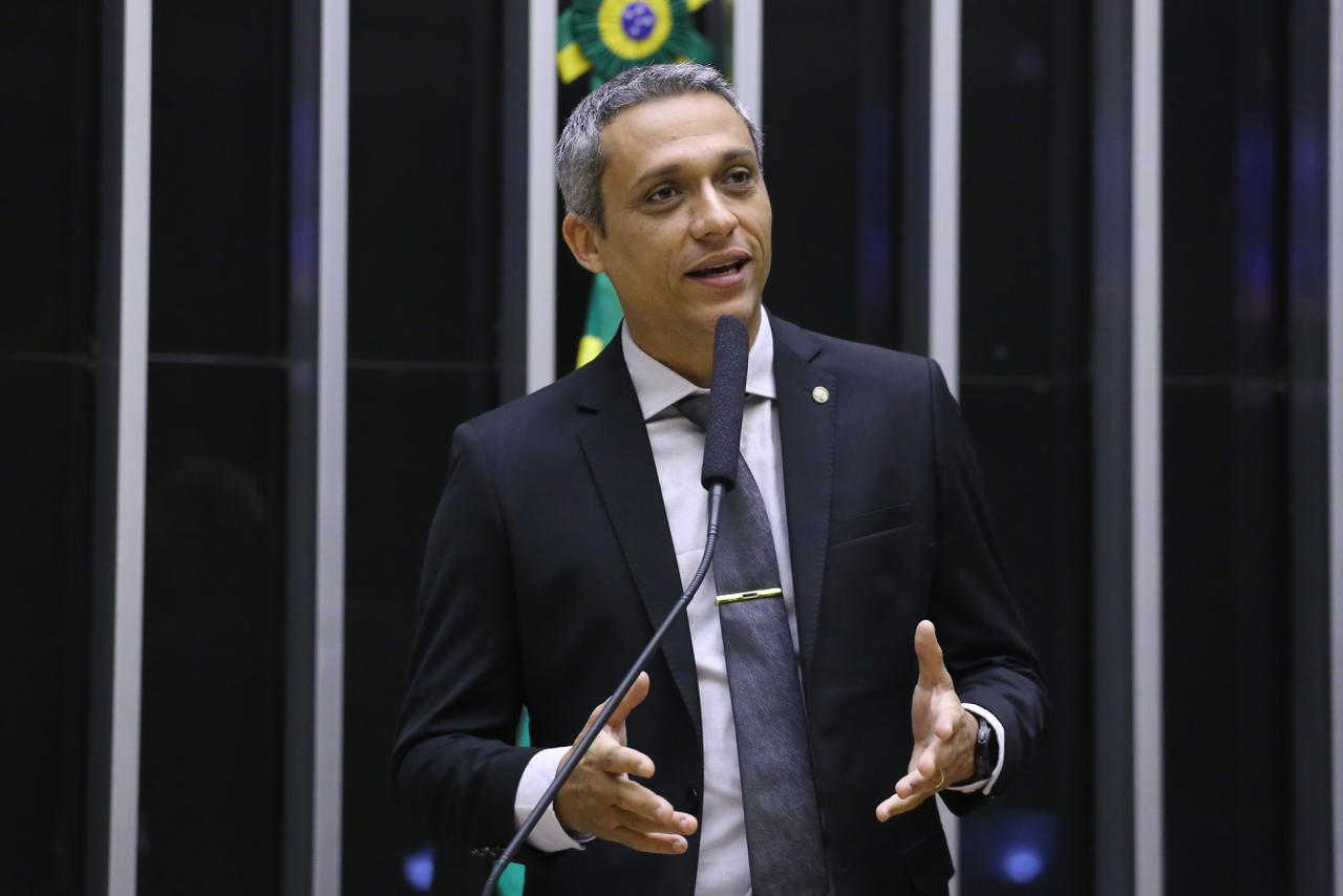 Gayer ficou mais próximo das pautas de educação após criticar uma professora de história que utilizava em sala de aula uma peça estampada | Foto: Divulgação