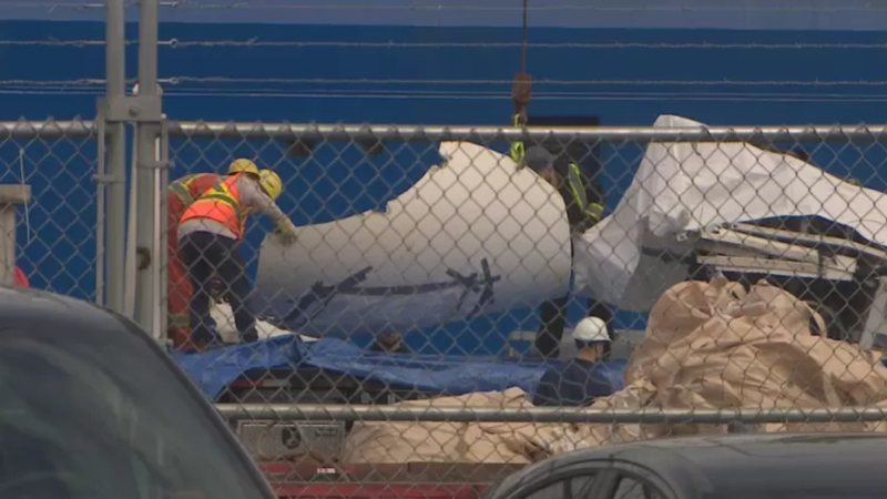 Segundo funcionários da Guarda Costeira, a estrutura de pouso do submersível e a tampa traseira já encontradas | Foto: Divulgação/Ici Radio Canadá