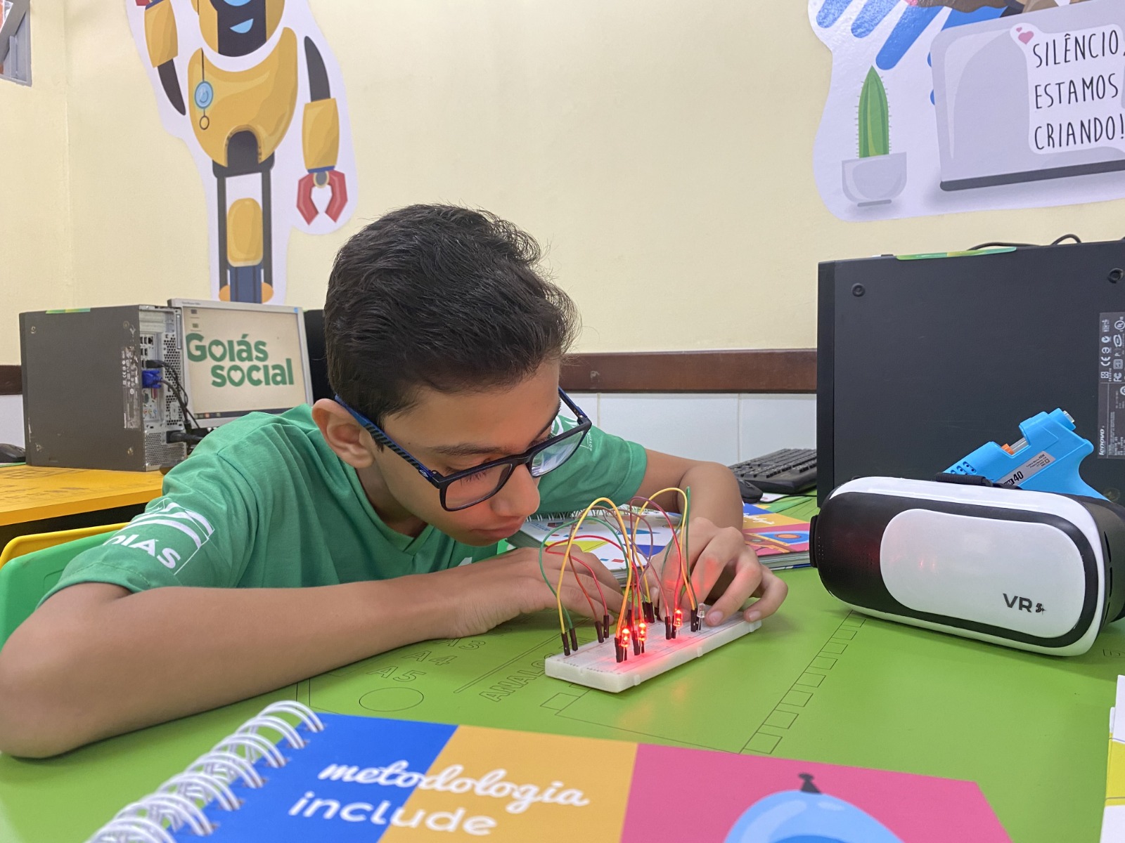 O curso é presencial, tem duração de quatro meses e é dividido em módulos como: cultura maker, robótica e programação | Foto: Divulgação/Secti