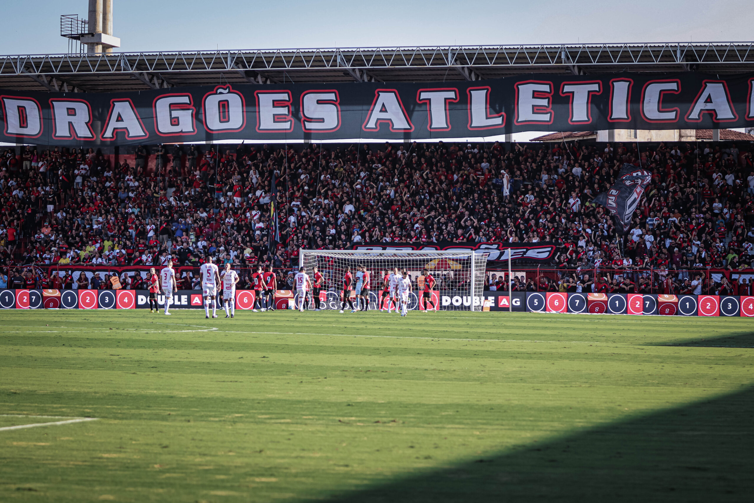 Atlético-GO escapa da lei do ex, Jorginho não veio a Goiânia, mas deve se preocupar com Vagner Love (Foto: Ingryd Oliveira / ACG)