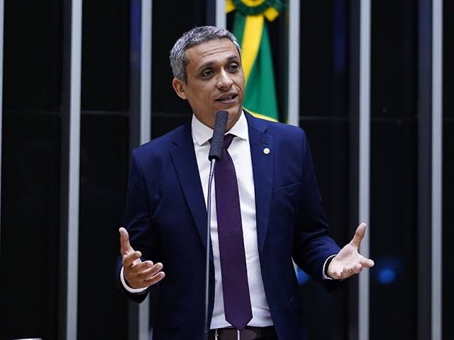 A notícia-crime enfatiza que Gayer proferiu uma fala "claramente discriminatória" durante o podcast | Foto: Divulgação/Câmara dos Deputados