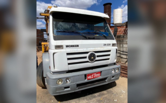 A Polícia flagrou dois homens adulterando a numeração do chassi de um caminhão | Foto: Polícia Militar