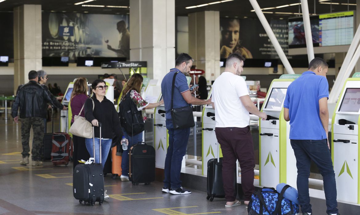 Representantes do Procon, Prodecon, MPDFT e OAB-DF participam da Blitz Nacional dos Aeroportos para fiscalizar a cobrança da franquia de bagagem, no Aeroporto Internacional de Brasília.