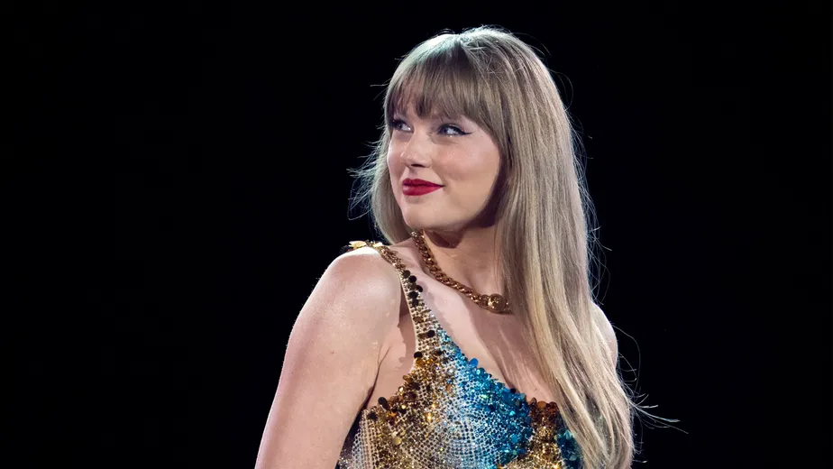 Aos 33 anos, Swift é a primeira artista viva a ter quase 4 álbuns entre os dez primeiros colocados na Billboard | Foto: Reprodução/IMDB