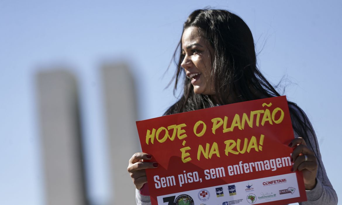 Brasília (DF), 28/06/2023 - Profissionais de enfermagem realizam manifestação em defesa da implementação do piso salarial da enfermagem. Foto: Marcelo Camargo/Agência Brasil