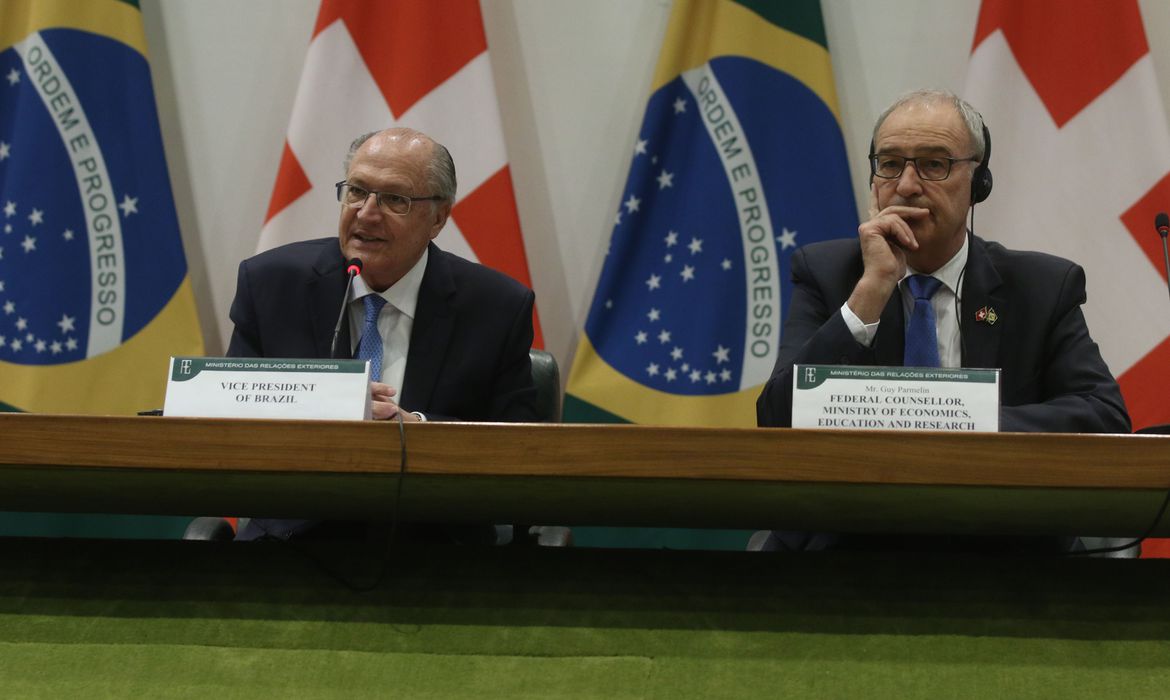 Brasília (DF) – 05/07/2023  - Fórum Brasil-Suíça de Investimentos e Inovação em Infraestrutura e Sustentabilidade, participam da abertura, os  ministros da Casa Civil, Rui Costa, do Desenvolvimento, Indústria, Comércio e Serviços, Geraldo Alckmin, o conselheiro federal, das pastas de Economia, Educação e Pesquisa da Suíça, Guy Parmelin,  e a secretária-geral das Relações Exteriores do Itamaraty, Maria Laura da Rocha.  Foto Valter Campanato/Agência Brasil.