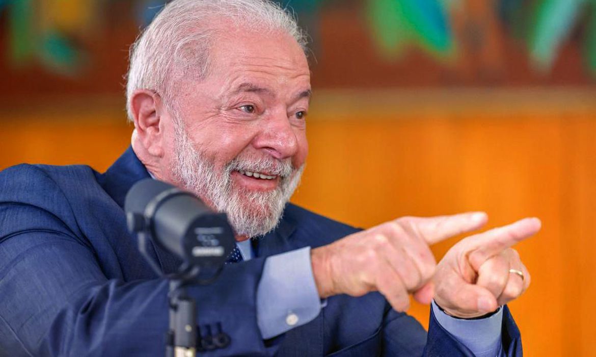 Lula diz em live que fará cirurgia no quadril em outubro