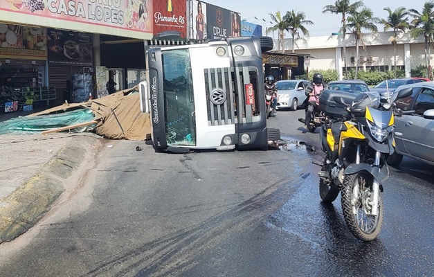 Caminhão que transportava vidro tomba no acesso da BR-153