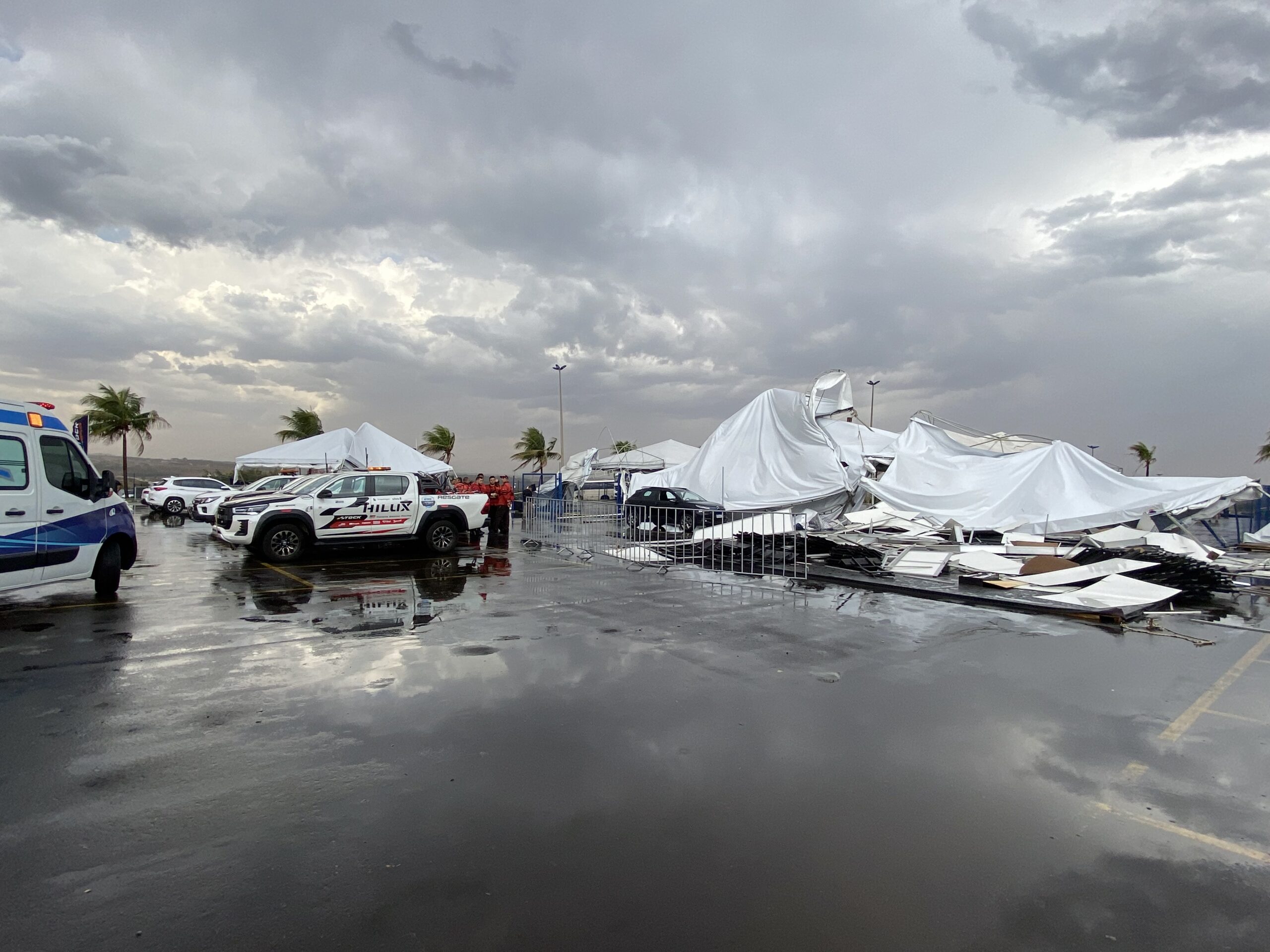 O mau tempo ainda fez o Autódromo ficou sem energia elétrica desde às 14h40, além de arrastar cadeiras dentro do refeitório | Foto: Vitória Coimbra