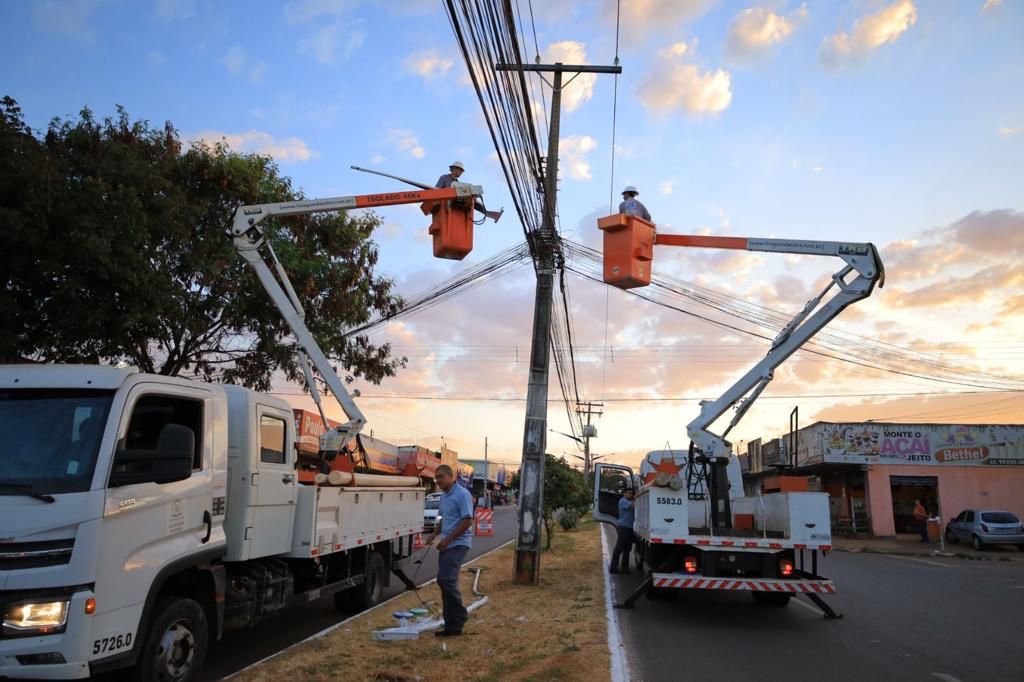 O programa Cidade Segura prevê uma série de atividades a serem desenvolvidas, como a identificação e padronização de cabos. Toda a fiação morta ou apagada será retirada | Foto: Secom