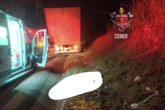 Mulher pula de caminhão em movimento com bebê no colo e morre na BR-060