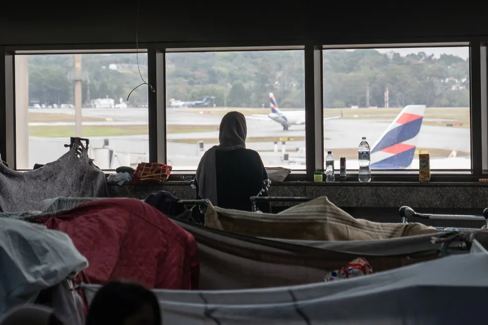 Mais de 100 afegãos estão acampados no aeroporto de Guarulhos