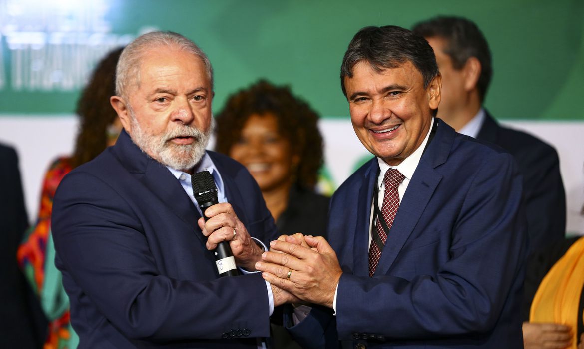 O presidente eleito, Luiz Inácio Lula da Silva, e o futuro ministro do Desenvolvimento Social, Wellington Dias, durante anúncio de novos ministros que comporão o governo.
