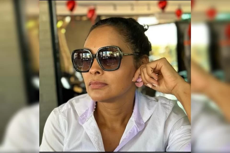 A vítima foi encontrada esfaqueada pelo Filho de 23 anos, que disse a polícia que teria encontrado a mãe no banheiro da casa onde ela morava. | Foto: Reprodução