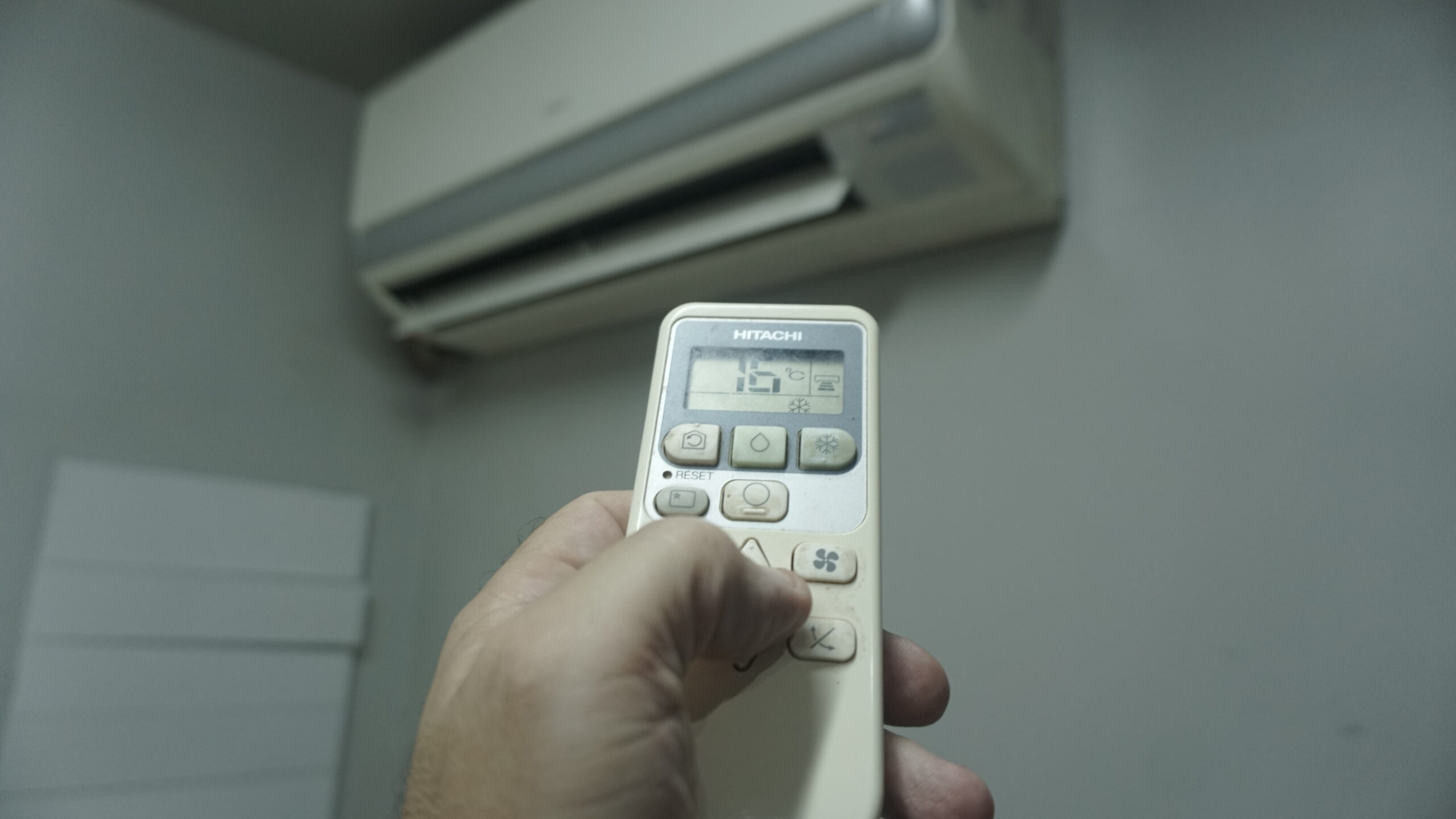 Distribuidora orienta que clientes adotem hábitos de economia durante dias mais quentes | Foto: Leandro Braz/O Hoje