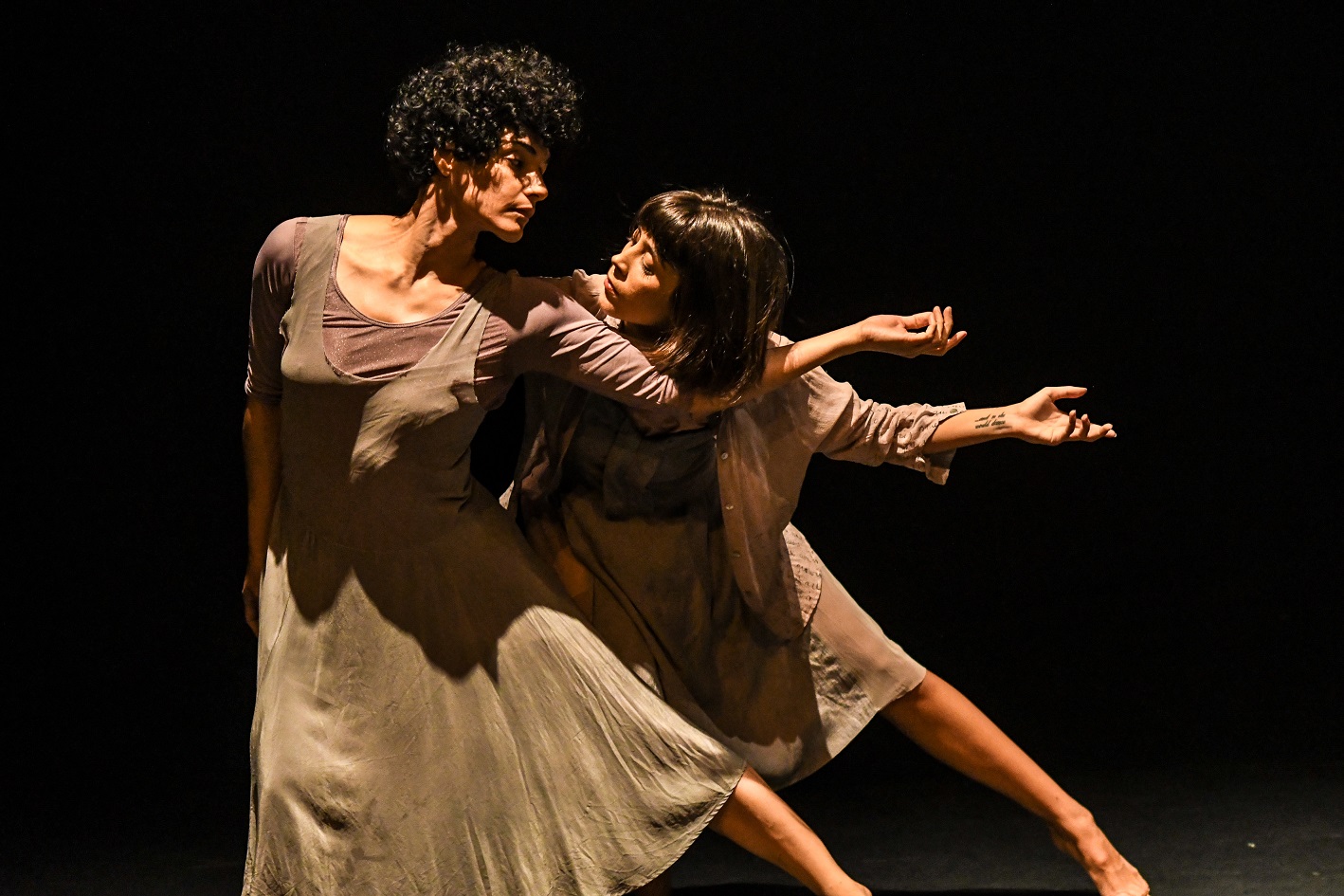 O elenco feminino da Companhia se reúne novamente, para encerrar esse ciclo de apresentações da obra | Foto: Layza Vasconcelos