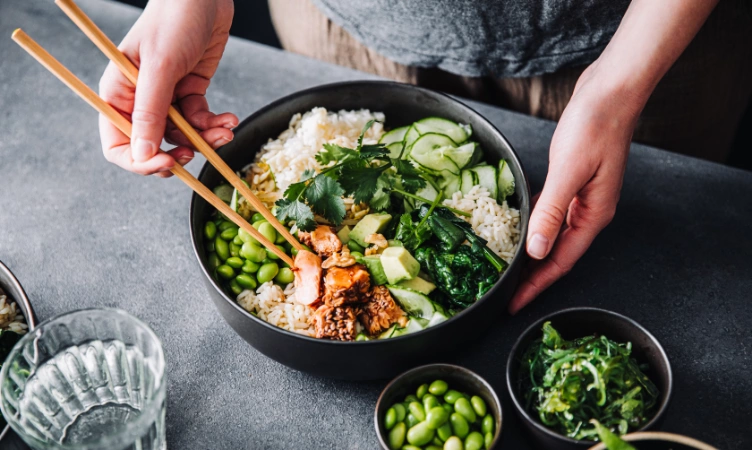 Especialista indica os alimentos que não podem faltar em uma bowl saudável e sugere receitas para inspirar os amantes da comida servida em tigelas | Foto: Reprodução