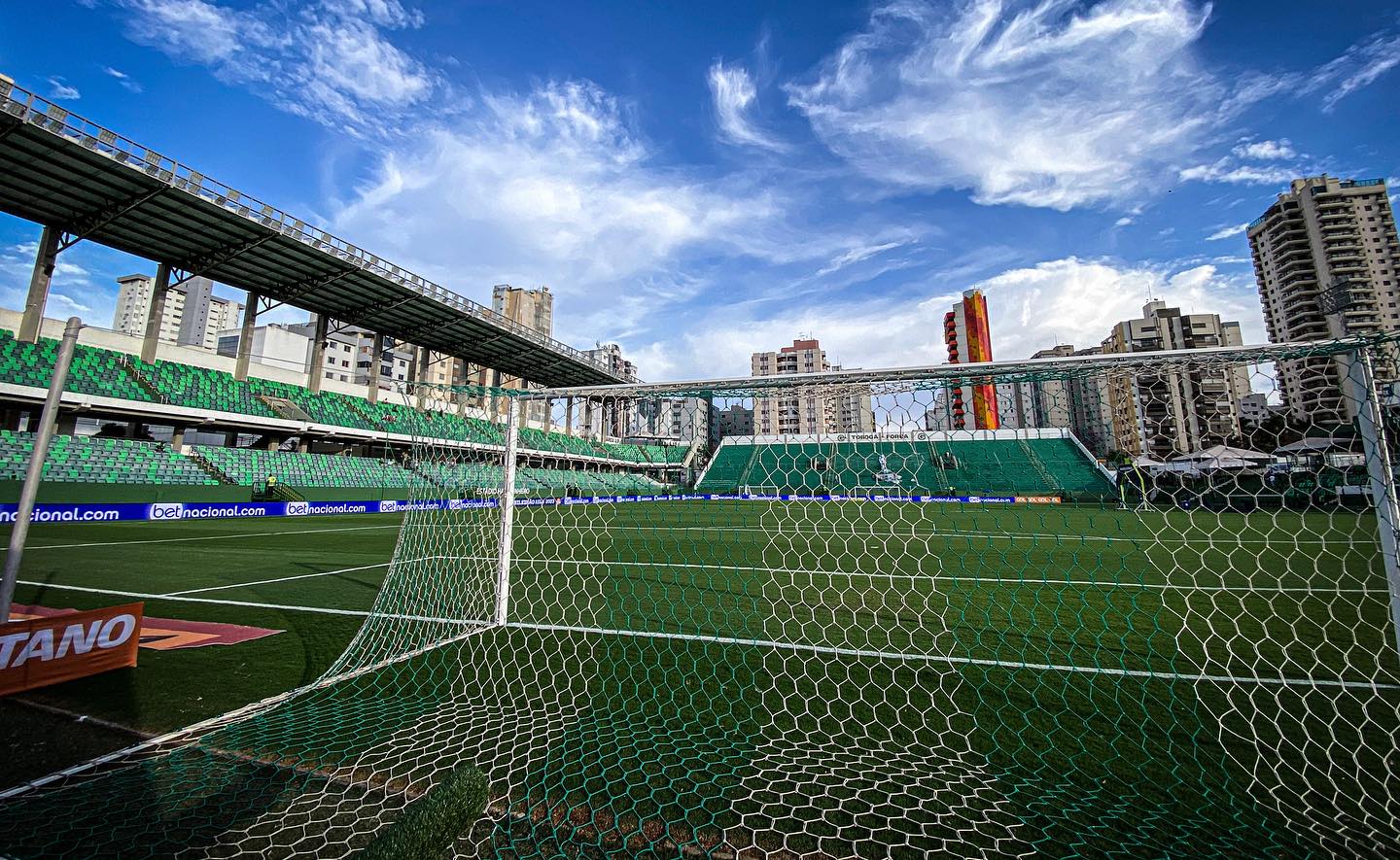 Em casa e com o apoio do torcedor, Esmeraldino almeja surpreender o Rubro-negro Carioca (Foto: Rosiron Rodrigues / Goiás EC)