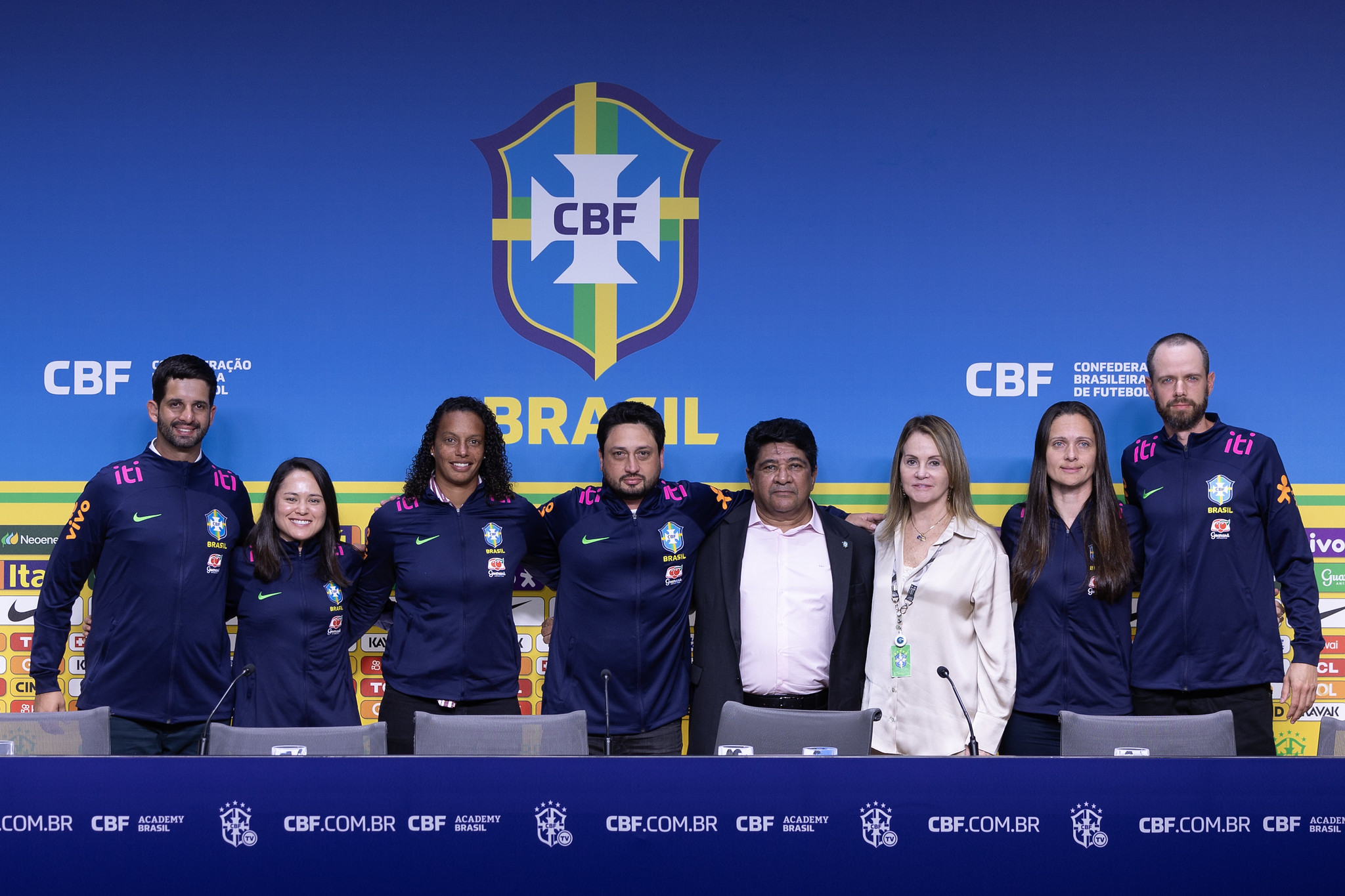 Arthur Elias vai comandar a Seleção Canarinho; Rosana foi também apresentada como treinadora da Seleção sub-20 (Foto: Thais Magalhães/CBF)
