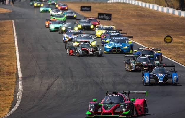 O grid conta com protótipos que passam dos 200km/h e carros de marcas renomadas, como Mercedes, Porsche, BMW e outros | Foto: Reprodução