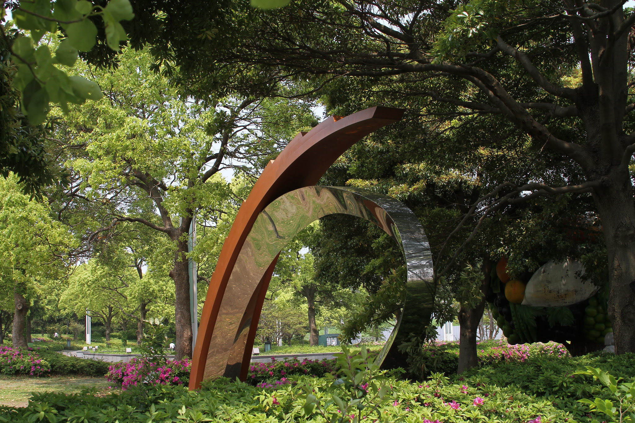 A escultura remete à história destes países com trajetórias marcadas pela imigração e intercâmbio cultura | Foto: Divulgação