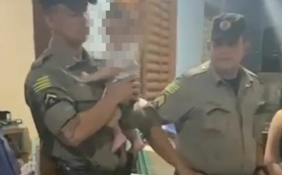 A Polícia Militar foi acionada por vizinhos após ouvir o choro do bebê e barulhos de objetos sendo quebrados | Foto: Reprodução