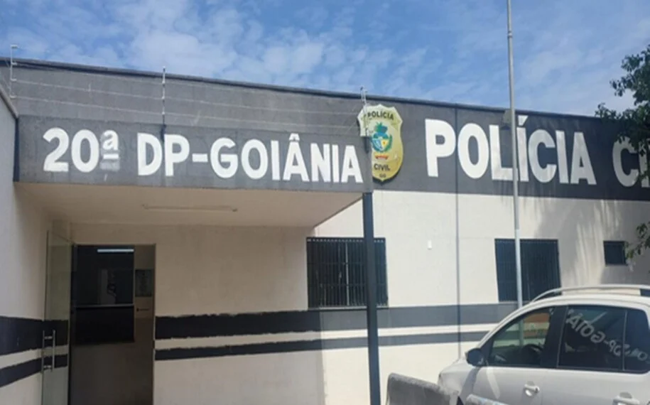 Câmeras de segurança filmaram o momento em que o funcionário pegou algumas peças de ouro | Foto: Reprodução