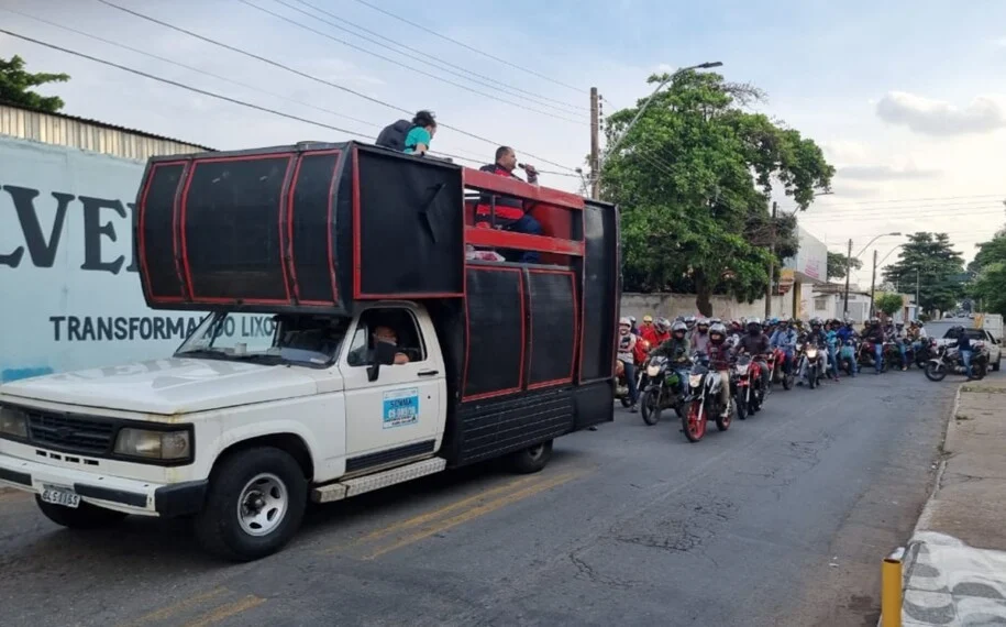Durante o protesto, os motociclistas seguiam um carro de som que anunciava as pautas dos trabalhadores. | Foto: Reprodução