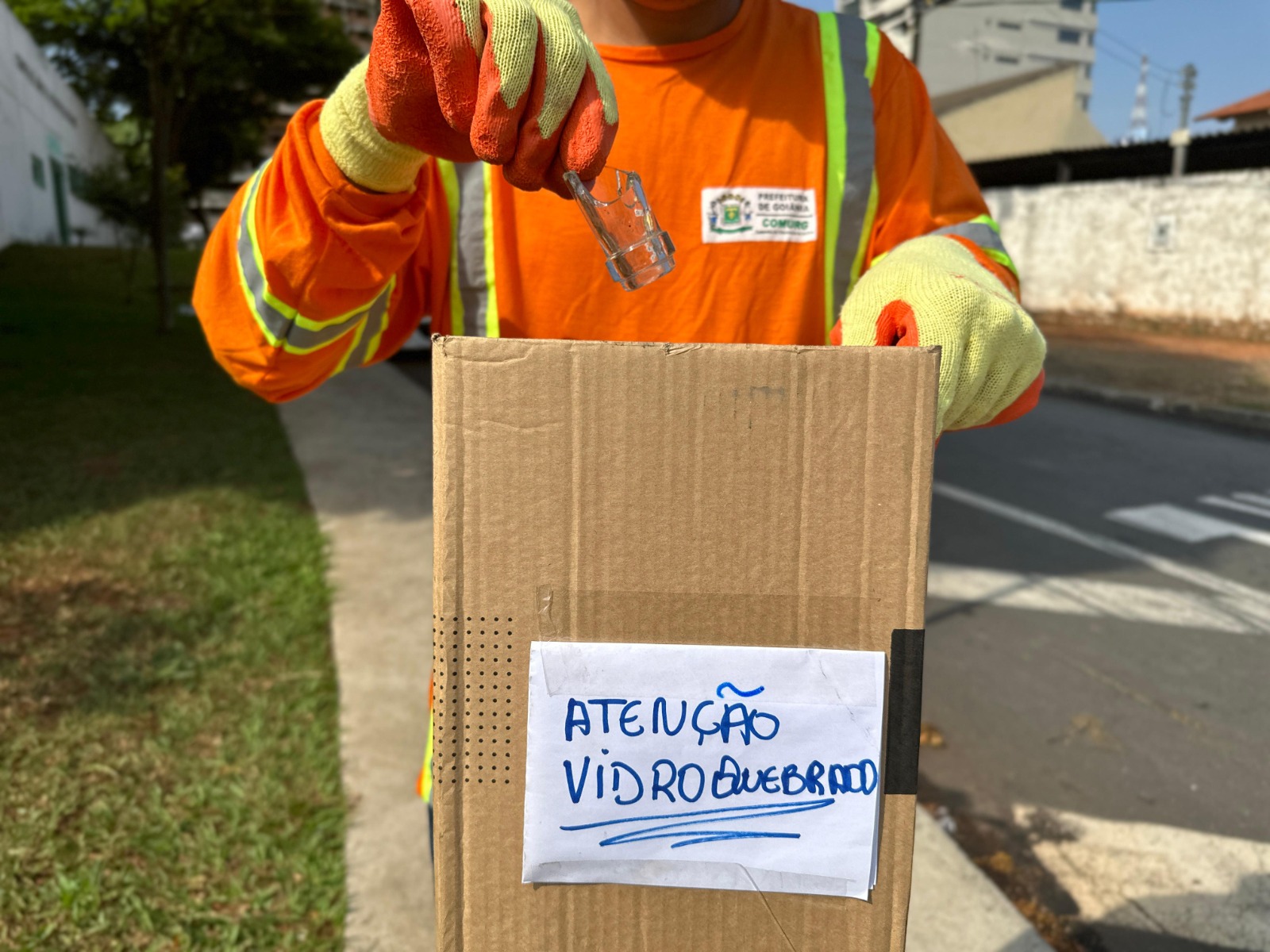 Prefeitura de Goiânia orienta população sobre como realizar o descarte de materiais perfurocortantes: itens como palitos de churrasquinho e cacos de vidro são responsáveis por acidentes de trabalho envolvendo profissionais da Comurg | Foto: Luciano Magalhães/Comurg