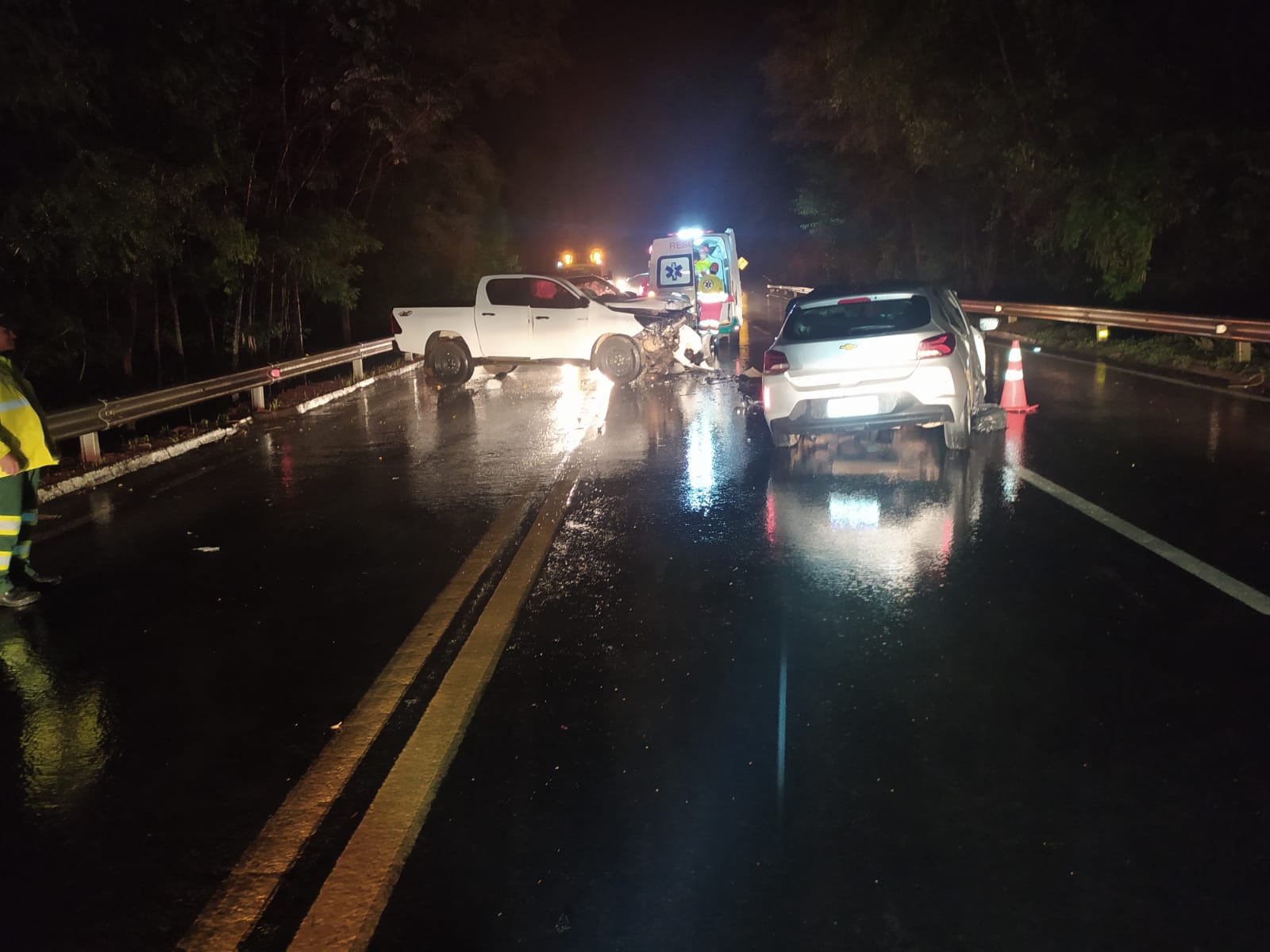 Acidente ocorreu no final de uma reta com início de curva e com pista molhada | Foto: PRF