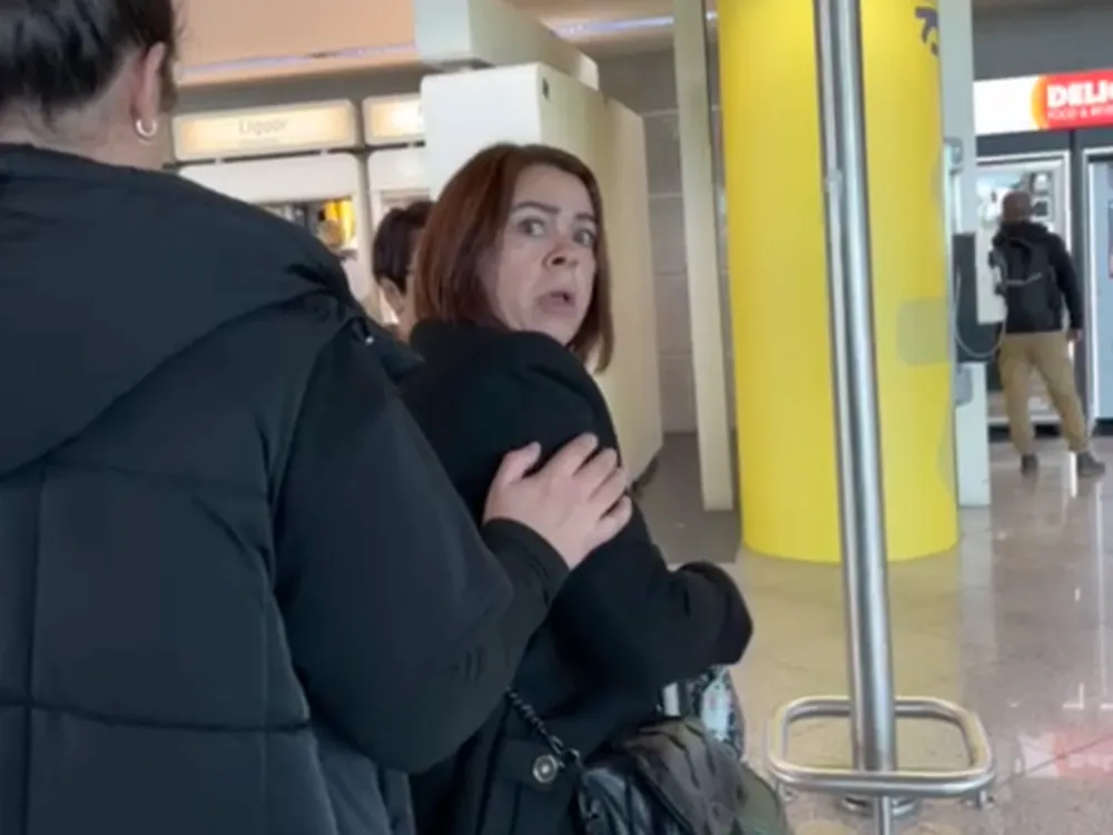 A brasileira relata ter se sentido atordoada e sem reação ao receber insultos de portuguesa e filmou atitude da mulher que a ofendeu. | Foto: Reprodução