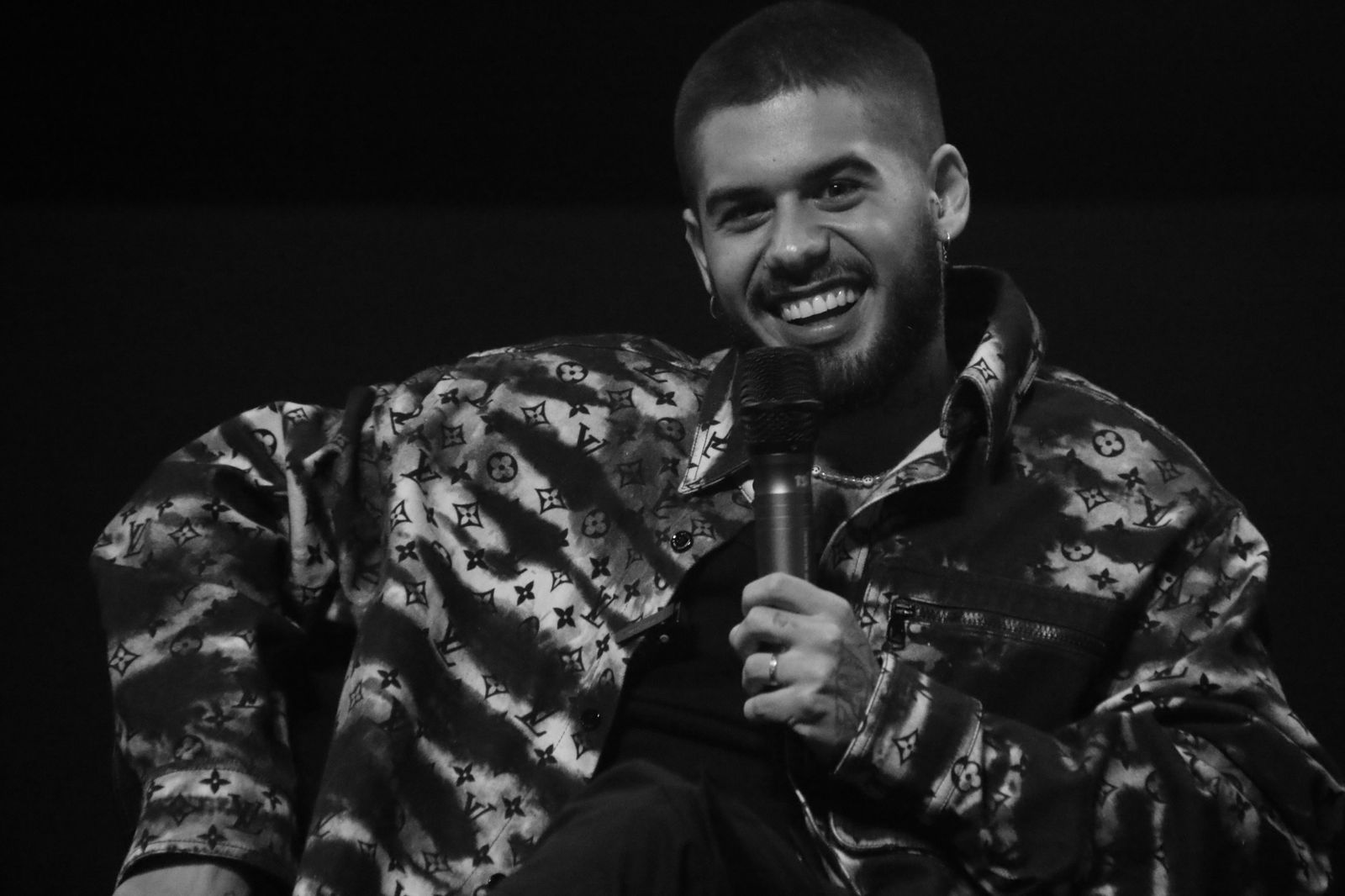 ‘Coloca o capacete’ é um álbum que mescla funk, eletrônico, reggaeton, piseiro e bregadeira romântico, composto por seis clipes que apresentam uma estética interligada com continuidade entre eles | Foto: Rosa Marcondes