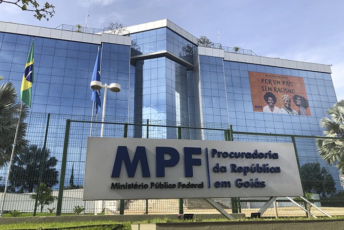 A investigação foi realizada após pessoas anônimas denunciarem o comportamento agressivo do homem no trabalho. O réu foi condenado a 6 anos de prisão.