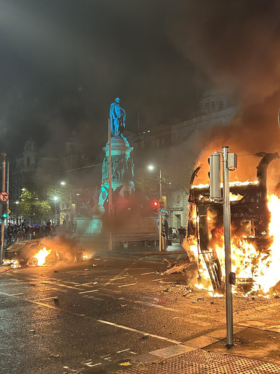 Protestos anti-imigração violentos tomaram as ruas de Dublin em resposta ao ataque | Foto: Reprodução