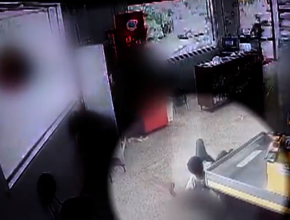 Nas imagens é possível ver o momento em que o suspeito entra no local com uma faca | Foto: Reprodução